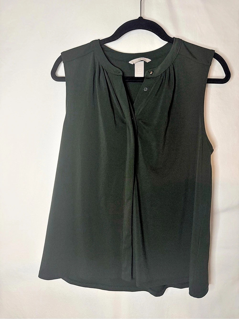 H&M Pleated Sleeveless Blouse in Green Size Medium